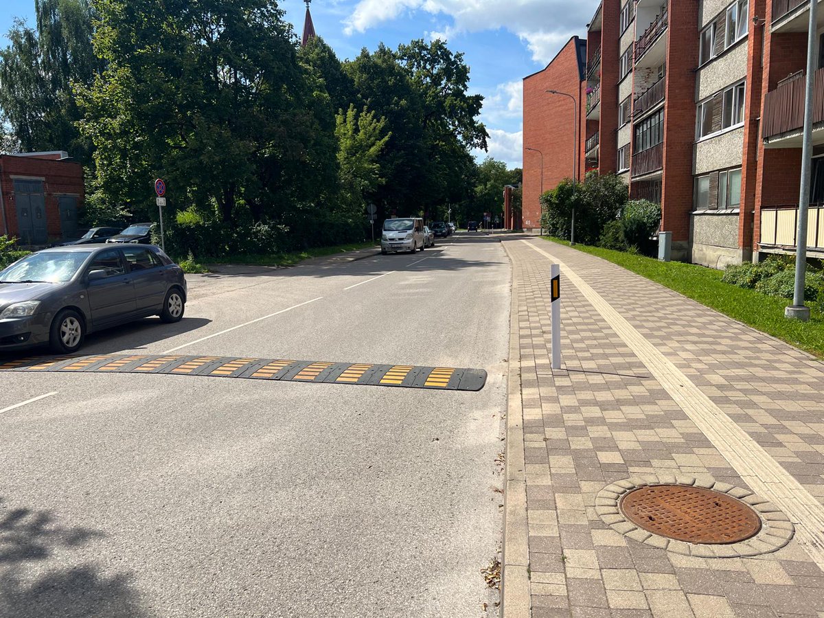 JelgavaLV's tweet photo. Jāņa ielā uzstādīti ātrumvaļņi gājēju drošības uzlabošanai. Plašāk: https://t.co/vIRPZpnvdr
#Jelgava #JelgavasPilseta https://t.co/c0CGqHst03
