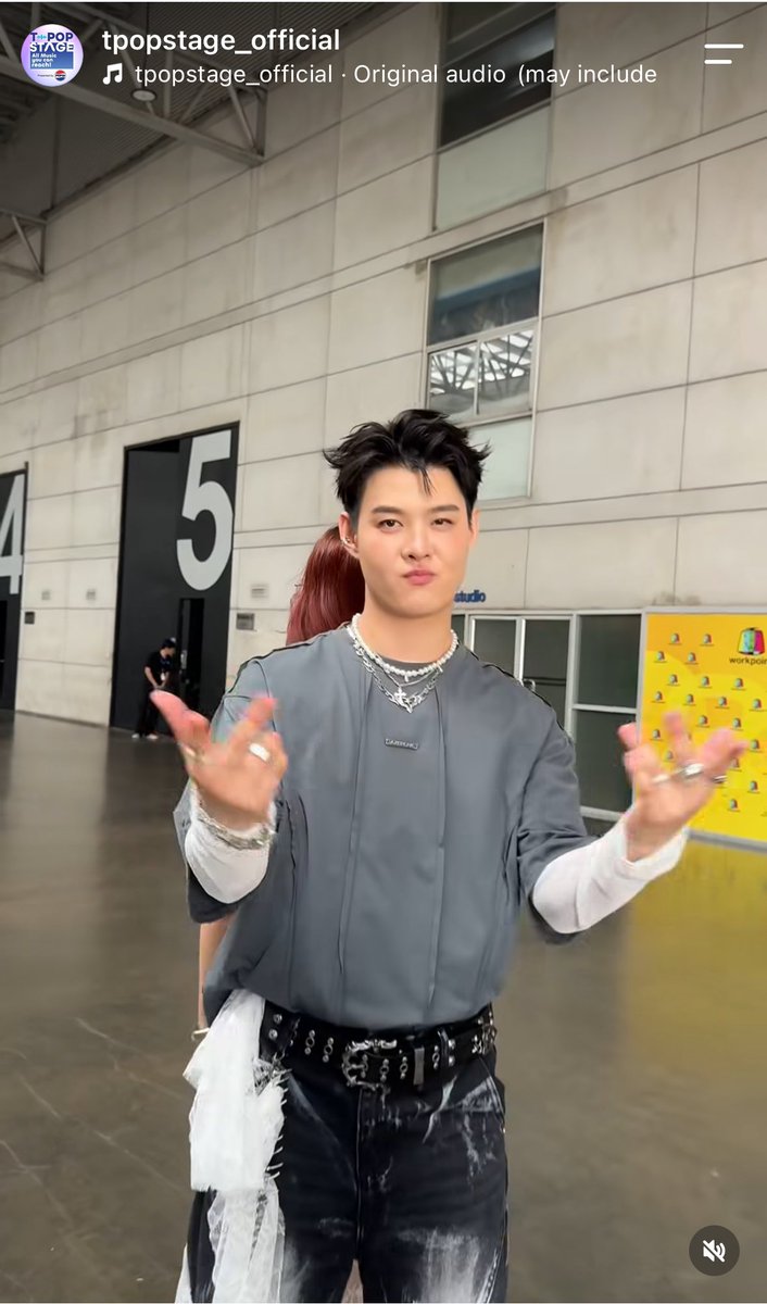 wlmrita's tweet photo. S: I'm short on cash. You can hire me.
#เงินงานความรัก #TheRunningofLoveandMoney
#ดูทีวีกด33ดูออนไลน์ที่
#Saint_sup #MingEr #tpopstageshowpresentedbypepsi
I can’t really understand Thailand’s entertainment scene. Why do #Ch3 and #Workpoint23 still hire this scammer from #idolfactoryth, Saint? He scammed his artists out of a 30 million baht salary and fled to evade his responsibilities. How is he still able to work in Thailand’s entertainment industry?
