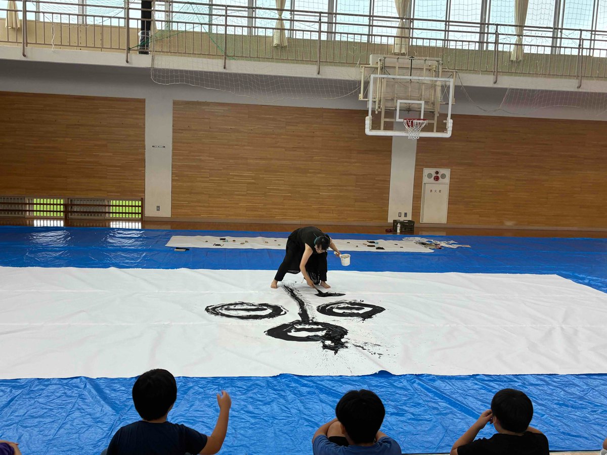 kibou_hall's tweet photo. 7月16日（木）に書道家 點 さんの小学校OR を行いました！元気いっぱいの一條小学校の5年生の皆さんと楽しく書道をしました😊
最後は大筆を使って好きな漢字を書いてもらいました！先生も参加され、素敵な作品が完成しました。
#希望ホール #書道 #アウトリーチ https://t.co/uzwyt4Krmm