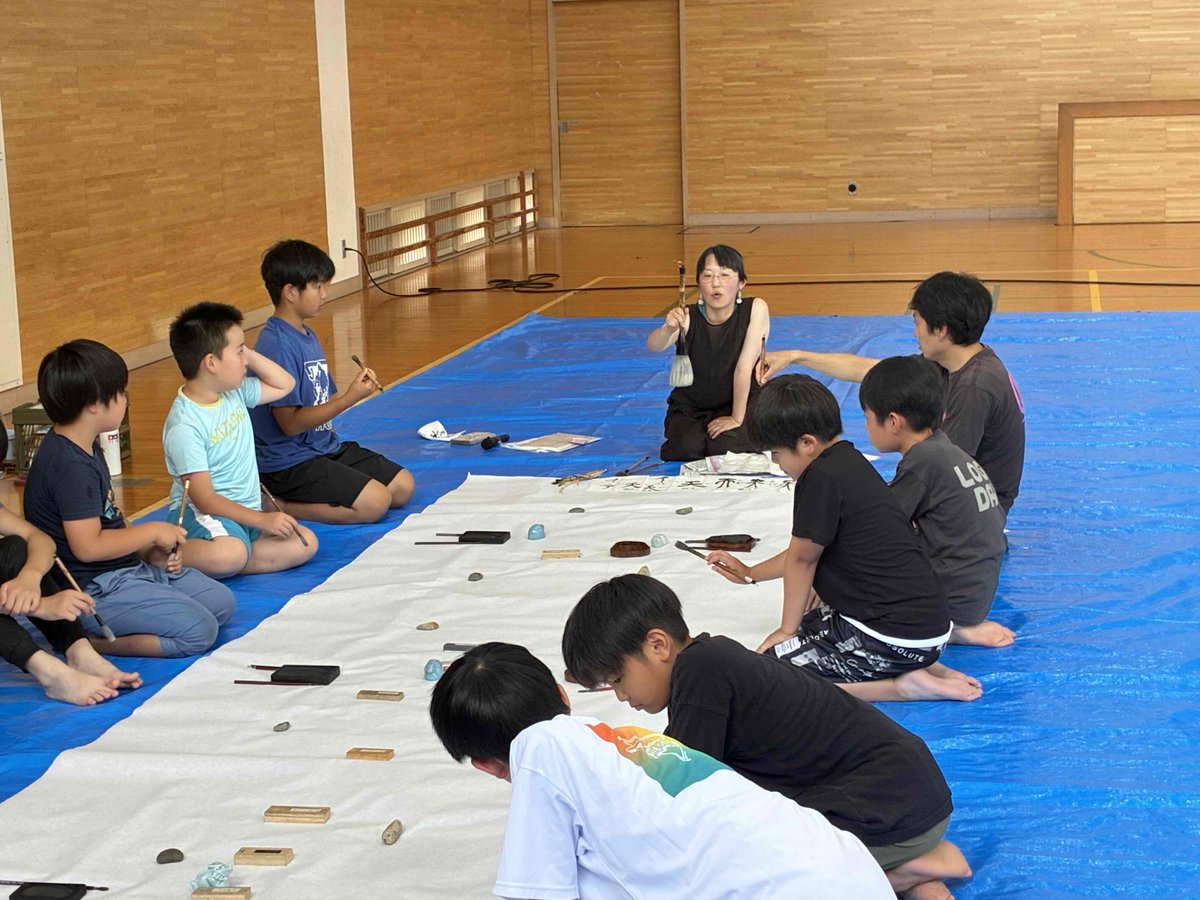 kibou_hall's tweet photo. 7月16日（木）に書道家 點 さんの小学校OR を行いました！元気いっぱいの一條小学校の5年生の皆さんと楽しく書道をしました😊
最後は大筆を使って好きな漢字を書いてもらいました！先生も参加され、素敵な作品が完成しました。
#希望ホール #書道 #アウトリーチ https://t.co/uzwyt4Krmm