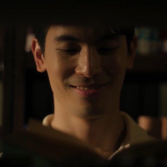 mamoungmoment's tweet photo. ฉากไกรเลิศณรันที่ชอบนี่ยกให้อันนี้ ณรันเลือกเน้นประโยคผลักไสไล่ส่ง แต่คนโดนด่าอ่านไปยิ้มไป แล้วยังไปเย้าแหย่ เร้าหรือเค้า คือฮีรู้ว่าณรันก็มีใจยังต่อล้อต่อเถียงแฝงความอาลัยอาวรณ์ มันยิ่งบิ้วด์เทนชันขึ้นเรื่อยๆ บท ดนตรีแสงเงา จังหวะใดๆ โคตรส่ง เป็นซีนที่ออกแบบมาได้โคตรเท่ https://t.co/rByv98vLo2