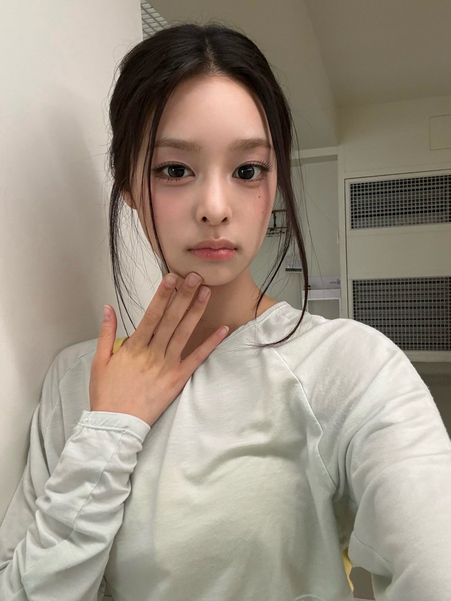 nahyunrang's tweet photo. 260804 프롬 #나현 https://t.co/y3bwN13oG7