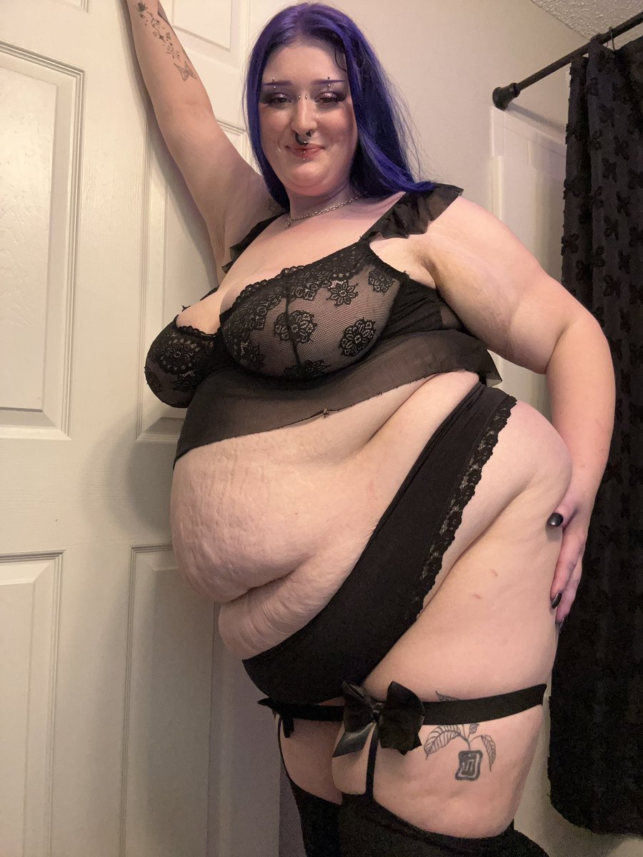 m1ssronnie's tweet photo. here’s a hot side view of my Fat Belly https://t.co/RbOTwDYFDM