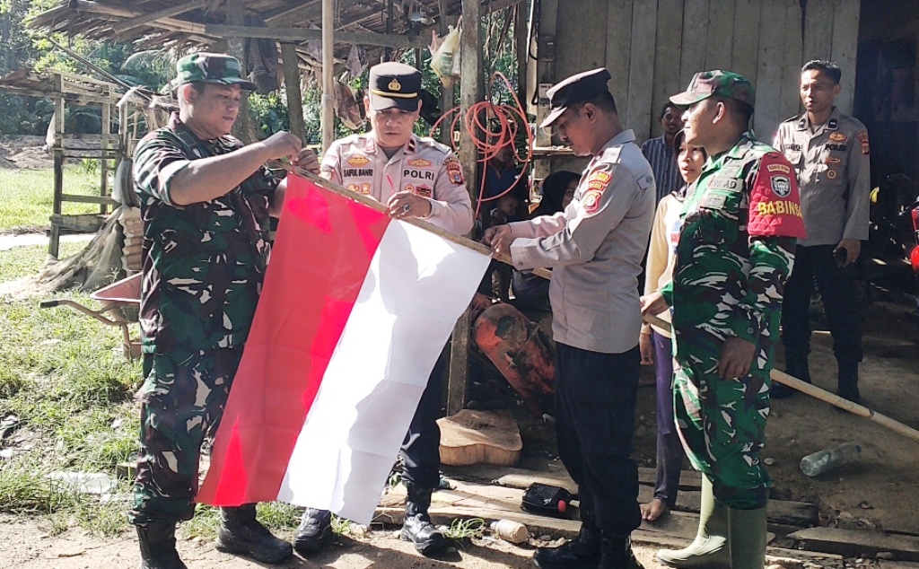 polresatim's tweet photo. Menjemput Semangat Kemerdekaan, Kapolsek Idi Tunong Bagikan Bendera Merah Putih kepada Warga

"Melalui pembagian bendera ini, kita berharap semangat kemerdekaan tidak berhenti pada seremoni tahunan."
@DivHumas_Polri 
@bidhumasaceh 
@PolsekIdiTunong 
https://t.co/d6m3zYJr5o https://t.co/lMpV0xntGe