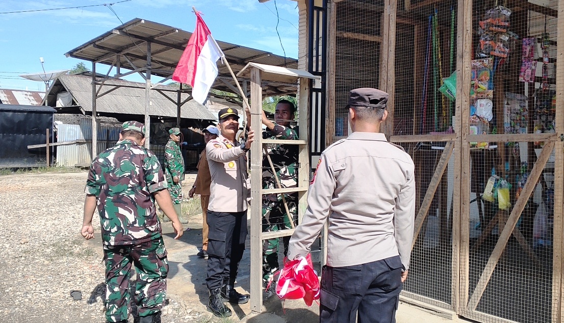 polresatim's tweet photo. Menjemput Semangat Kemerdekaan, Kapolsek Idi Tunong Bagikan Bendera Merah Putih kepada Warga

"Melalui pembagian bendera ini, kita berharap semangat kemerdekaan tidak berhenti pada seremoni tahunan."
@DivHumas_Polri 
@bidhumasaceh 
@PolsekIdiTunong 
https://t.co/d6m3zYJr5o https://t.co/lMpV0xntGe