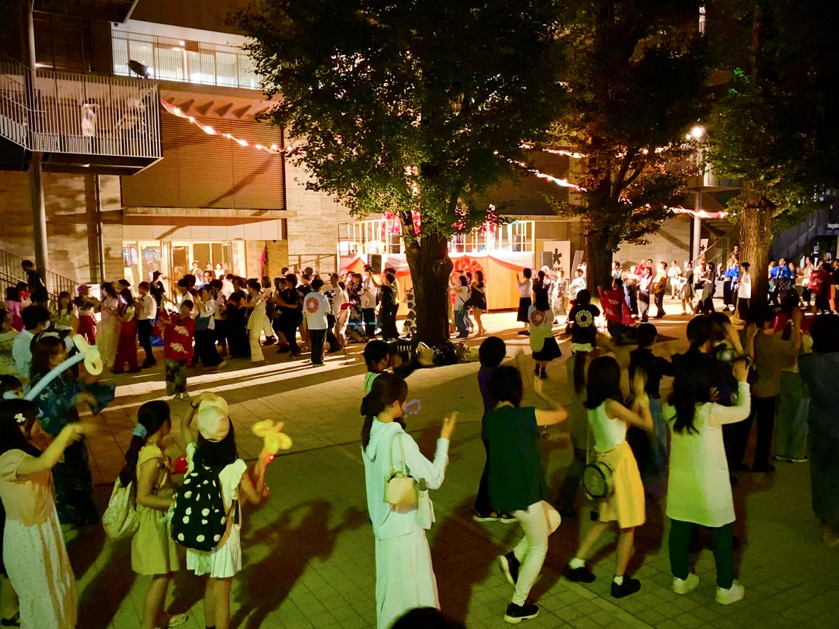 YoTo218's tweet photo. 多摩美 上野毛 夏宵祭。
生徒,先生,学科を跨いだ多様な表現が溢れていて素晴らしかった。
中庭での盆踊りを体験すると
開校当初から鎮座する銀杏と大楠木、各棟を繋いだ平滑な中庭広場、そして新棟の大屋根は、この瞬間を待っていたのだと思えました。
企画の学生さん,先生方,学内のみなさまあっぱれ！ https://t.co/KIfEu1tK8m