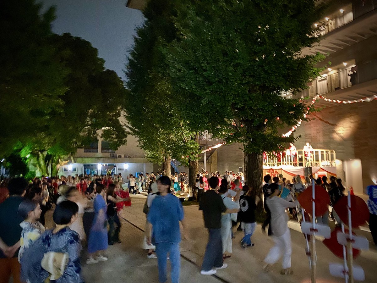 YoTo218's tweet photo. 多摩美 上野毛 夏宵祭。
生徒,先生,学科を跨いだ多様な表現が溢れていて素晴らしかった。
中庭での盆踊りを体験すると
開校当初から鎮座する銀杏と大楠木、各棟を繋いだ平滑な中庭広場、そして新棟の大屋根は、この瞬間を待っていたのだと思えました。
企画の学生さん,先生方,学内のみなさまあっぱれ！ https://t.co/KIfEu1tK8m
