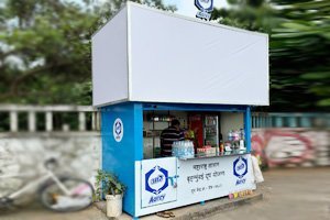 mumbaimatterz's tweet photo. The next target for @mybmc is a crackdown on Aarey Stalls that have sprung up on footpaths across Mumbai

None of them sell any dairy products leave alone Aarey products ,many infact cook food using LPG cylinders, some sell even gutkha cigarettes.

@AshwiniBhide seeking your attention.

Some of them keep their lights on all night...@myBESTElectric @Adani_Elec_Mum need to check on the power source too..