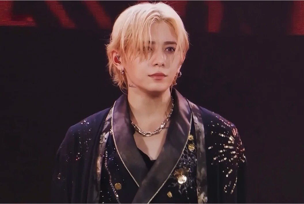 r59_s115's tweet photo. .

金髪で出てきて
5万5000人熱狂させてた人が
髪色落ち着いてる👀‼︎

ほんとにライブの為だけに
染めてくれたんだね❤️

Red.Yってほんと愛されてる〜😍

#AreYouRedY 
#山田涼介 https://t.co/L8A2ZDvzbE
