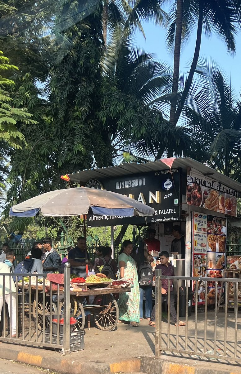 mumbaimatterz's tweet photo. The next target for @mybmc is a crackdown on Aarey Stalls that have sprung up on footpaths across Mumbai

None of them sell any dairy products leave alone Aarey products ,many infact cook food using LPG cylinders, some sell even gutkha cigarettes.

@AshwiniBhide seeking your attention.

Some of them keep their lights on all night...@myBESTElectric @Adani_Elec_Mum need to check on the power source too..