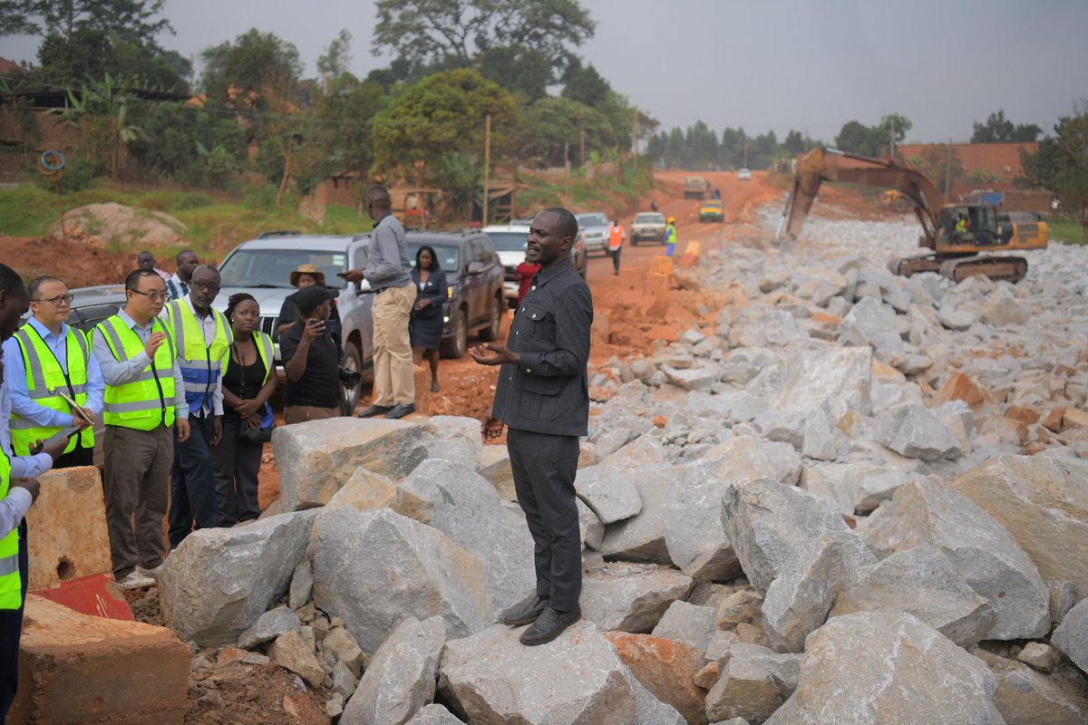 HonByamukama's tweet photo. Every delayed road project costs people time, business, and opportunities. That is why, the inspection of the Kira–Kasangati–Matugga Road focused on results, not routine checks.

I directed the contractor to immediately speed up the works after @GovUganda has resolved key land issues. We will also complete payment for the remaining project affected persons, removing the last barriers to progress.

The contractor must deliver the Kyaliwajjala–Kira-Kasangati section to the Junction by December 2026 and continue regular dust control and maintenance on all sections under construction.

Additionally, the stretch to Matuga must be completed by July next year.