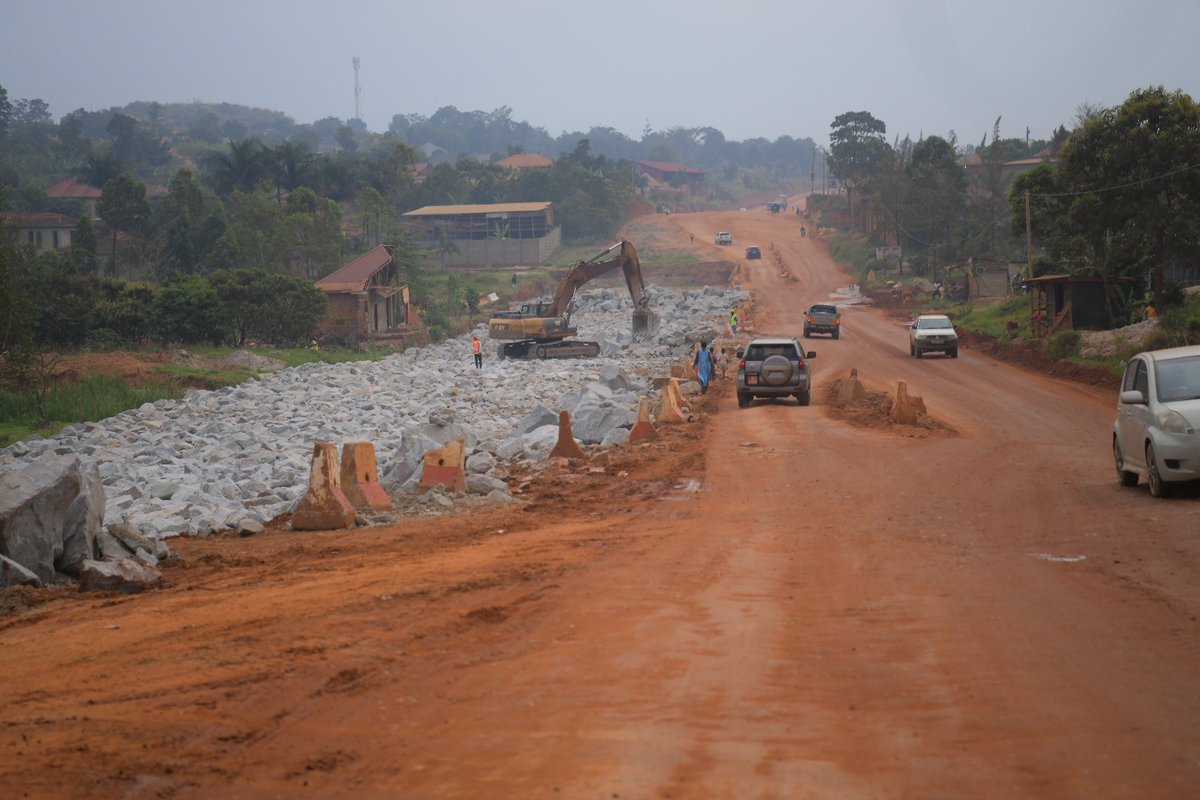 HonByamukama's tweet photo. Every delayed road project costs people time, business, and opportunities. That is why, the inspection of the Kira–Kasangati–Matugga Road focused on results, not routine checks.

I directed the contractor to immediately speed up the works after @GovUganda has resolved key land issues. We will also complete payment for the remaining project affected persons, removing the last barriers to progress.

The contractor must deliver the Kyaliwajjala–Kira-Kasangati section to the Junction by December 2026 and continue regular dust control and maintenance on all sections under construction.

Additionally, the stretch to Matuga must be completed by July next year.
