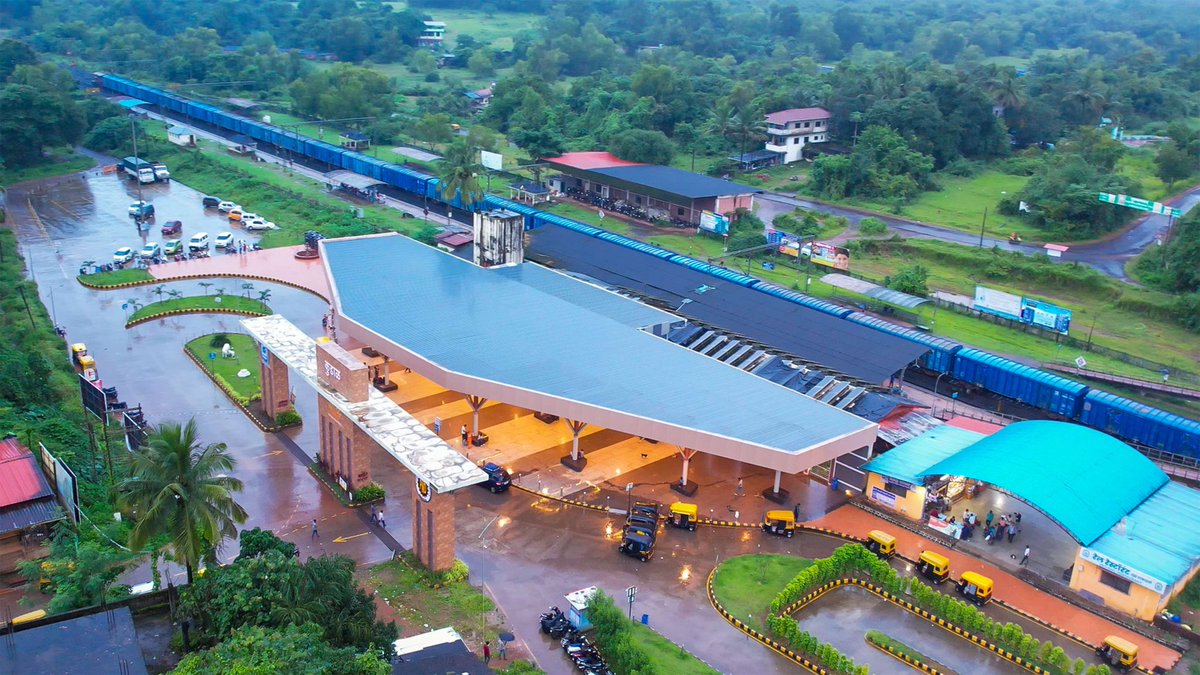 marinebharat's tweet photo. Kudal Railway Station on Konkan Railway

Pic 1 - 10 years ago
Pic 2/3/4 - Today

Ankhein Kholo aur Vikas Dekho

Pic Source - Konkan Railways https://t.co/n7swQBJojw