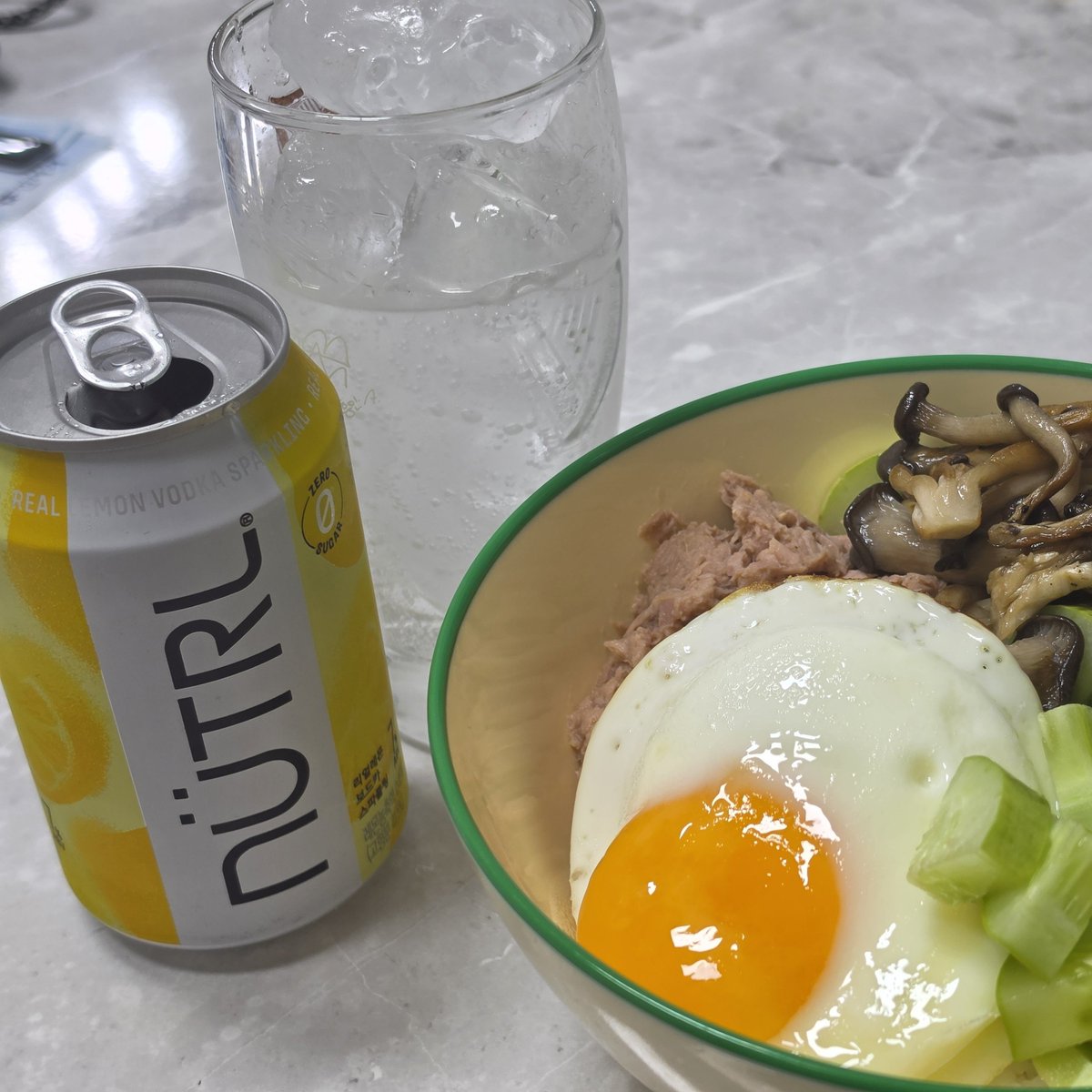 nyamnyam1122's tweet photo. #smileupforyou
건강식단 😕                               행복추가😋 https://t.co/77Zi6qHrNQ