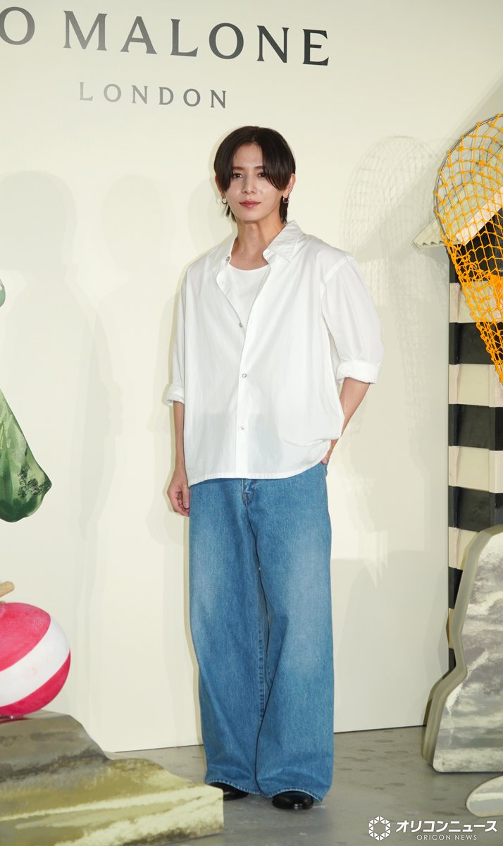 oricon's tweet photo. 山田涼介「僕を嗅ぎたいですよね」
香水の重ね付け体験→報道陣に向けニヤリ
https://t.co/H7jgXpDwQf
⠀
不敵に笑った山田だったが、徐々に香りが漂って会場の報道陣の席まで届くほどに。それをいざ伝えられると「恥ずかしいです」と照れ笑いを浮かべた。 https://t.co/gelNMnUydj