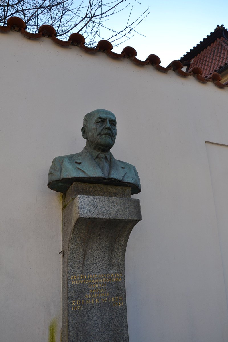 Z_U_Muz's tweet photo. #PražskéTváře na domě #Kampa vedle Wericha je Zdeněk Wirth. Aby staré Praze zůstala duše, žádalo kvalitní a prosazovaný myšlenkový aparát, který by krotil apetit investorů. Busta od Antonína Kuldy, arch. Petra Heřmana.
https://t.co/Z1yOtPCEUm https://t.co/rO1LUbtjah
