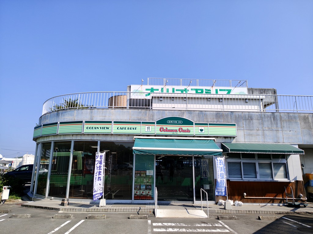 ikomyan's tweet photo. 日曜日。
先ずは大川オアシスで牛乳アイスとスモモのシャーベット。
食事の時間帯には、たらいうどんも食べられるようです。

ボンネット型バスはふそうローザがベースで、キッチンカーになってました。 https://t.co/ncLDzuLZsO
