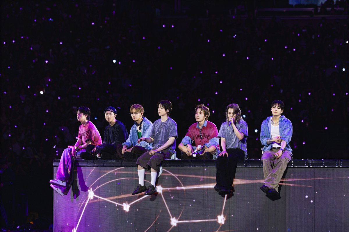 Kpop_Herald's tweet photo. .@bts_bighit is driving a massive economic boom across North America, with overseas media highlighting "BTS The City Arirang" project for expanding the group's impact beyond its concerts. 🌎

Tourism Economics executive Michael Mariano said BTS fans' spending power could rival or even surpass the FIFA World Cup.

#BTS #ARIRANG