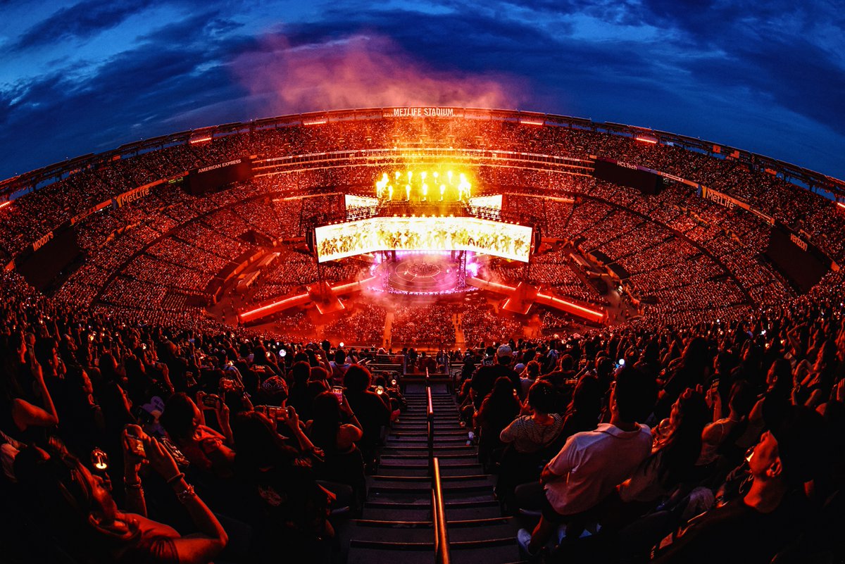 Kpop_Herald's tweet photo. .@bts_bighit is driving a massive economic boom across North America, with overseas media highlighting "BTS The City Arirang" project for expanding the group's impact beyond its concerts. 🌎

Tourism Economics executive Michael Mariano said BTS fans' spending power could rival or even surpass the FIFA World Cup.

#BTS #ARIRANG