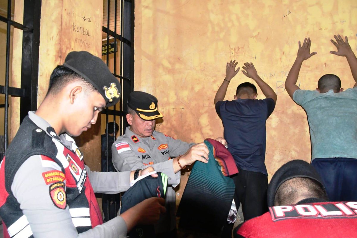 polresatim's tweet photo. Wakapolres Aceh Timur Sidak Ruang Tahanan, Pastikan Keamanan dan Kondisi Tahanan

"Pengecekan rutin tersebut bertujuan memastikan keamanan ruang tahanan, mencegah masuknya barang-barang terlarang."
@DivHumas_Polri 
@bidhumasaceh 
https://t.co/gZiBfot2pj https://t.co/NPrrR8JZFy