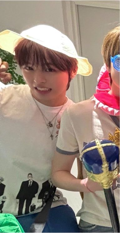 kurixyushi's tweet photo. 리구 걍 유니클로에 잇는 헌터헌터 티셔츠 다 싹쓸어왛나보네 https://t.co/0rrEvorIer