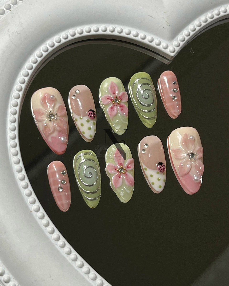avelyanne's tweet photo. PLISS INI CANTIK BANGET 😭 kalian harus tau, desain press on nails di sini cantik" dan detailnya rapi banget! 💅🏻✨ https://t.co/94hvDMDW7I