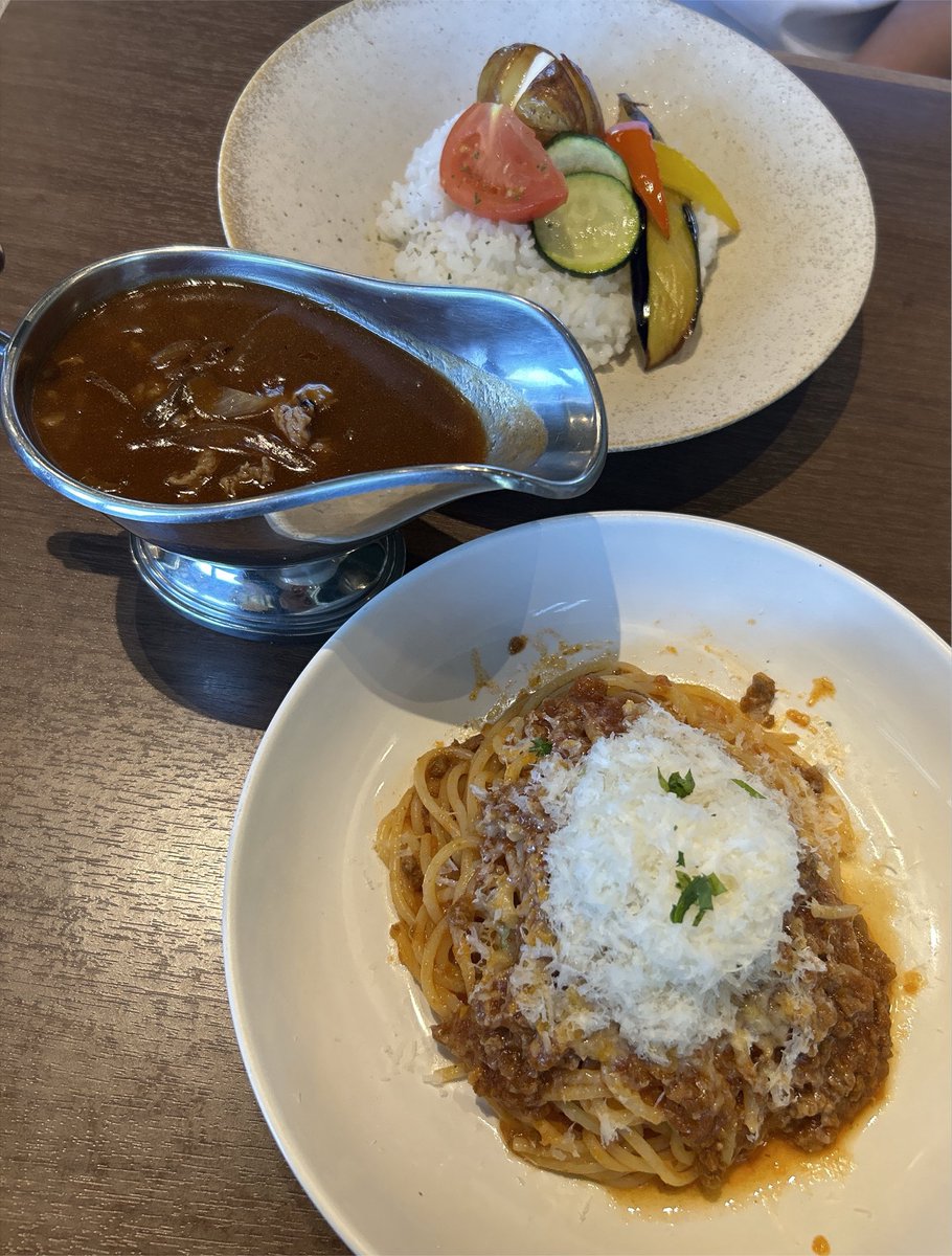 Ayumilf's tweet photo. ずっと楽しみにしてた髙木珈琲⭐️私はチーズたっぷりボロネーゼ食べた。麺がモチモチ！パンケーキは1枚ずつわけわけして食べたんやけど、柔らかすぎて口の中で溶け��🥰コーヒー頼んだらおまけにポップコーンつけてくれてこれまた美味しかった😋🩷 https://t.co/34thBKlWmm