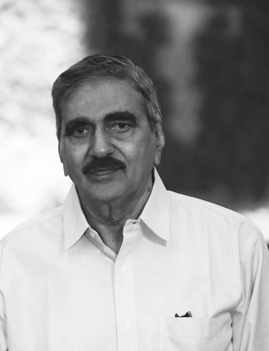 AmeetSatam's tweet photo. 'विको लॅबोरेटरीज'चे संचालक आणि भारतीय आयुर्वेदाला जागतिक ओळख मिळवून देणारे सुमंतराव पेंढरकर जी यांच्या निधनाचे वृत्त दुःखद आहे. त्यांच्या दूरदर्शी नेतृत्वामुळे आणि अपार कष्टांमुळे विको ब्रँड जगभरात पोहोचला. त्यांच्या निधनाने आयुर्वेद क्षेत्राची मोठी हानी झाली आहे. 

मी त्यांना भावपूर्ण श्रद्धांजली अर्पण करतो. ईश्वर त्यांच्या आत्म्यास शांती देवो व पेंढारकर कुटुंबाला हे दुःख सहन करण्याची शक्ती देवो.