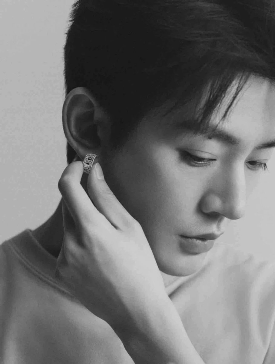 Remedy_WeiD's tweet photo. Dior clearly has a vision 🥰😂 now just need someone in drama land to notice 🫠

#DengWei #邓为 #DengWeixDior https://t.co/diBJo7FQvw