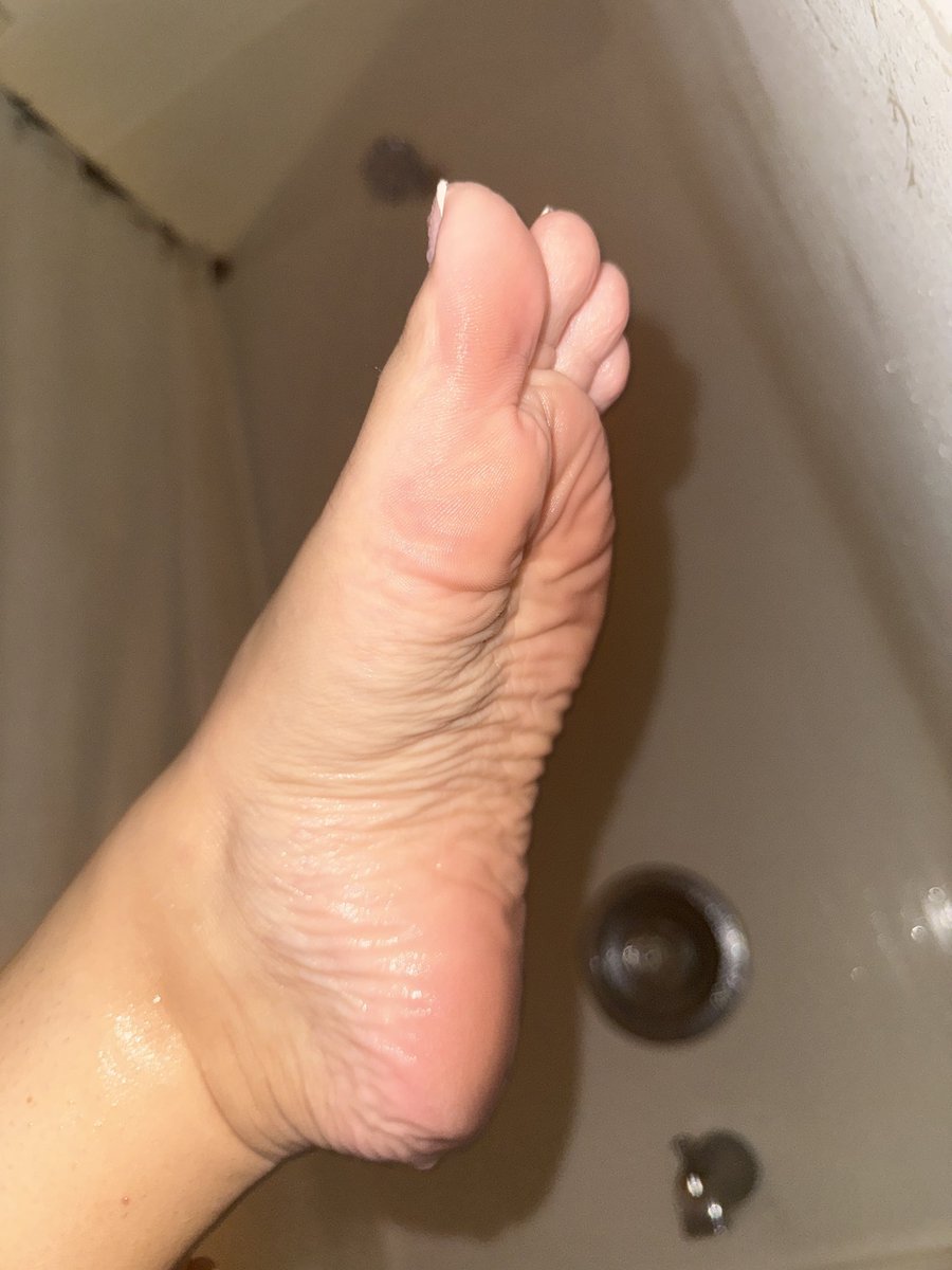 BaddiebeeBF's tweet photo. Wet toes and soles during a steamy shower 🚿 
full gallery on my Page 
🔗 in my bio. 

#FeetFinder #FootModel #PrettyFeet #Soles #Barefoot #FrenchPedicure https://t.co/pqu40BE0sN