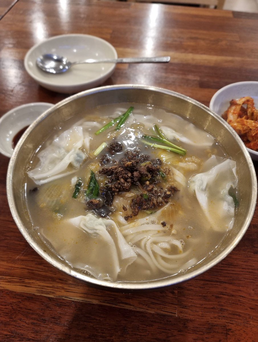 aiai77553's tweet photo. 美容渡韓中🇰🇷に江南エリアで1人でも
サクッと食べれるお気に入りのお店🤍

📍ALL AVO江南店(1、2枚目)
基本毎日ここで食べてるかも‼️笑
店内狭いけど1人だと座れなかったことまだない🍒◎
ビーフのサラダ約1600円
サーモンのサラダ約1800円

📍江南餃子本店(3枚目)
ここはカルグクスが美味しい💖 https://t.co/1DMKzovgM8