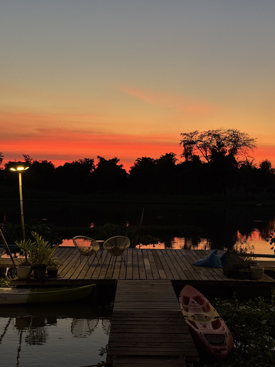 bijousugar's tweet photo. อีกที่ที่ประทับใจคือ บ้านสวน panavana homestay ค่ะ  อยู่นครปฐมนี่เอง ราคาเริ่มต้นประมาณ 1800 รวมอาหารเช้า ติดริมน้ำที่ sunset สวยแบบตะโกน มีเรือคายัคให้พายเล่นด้วย สัตว์เลี้ยงและเด็กอายุไม่ถึง 12 ขวบเข้าพักฟรี 💘 https://t.co/btQM0GvQl2