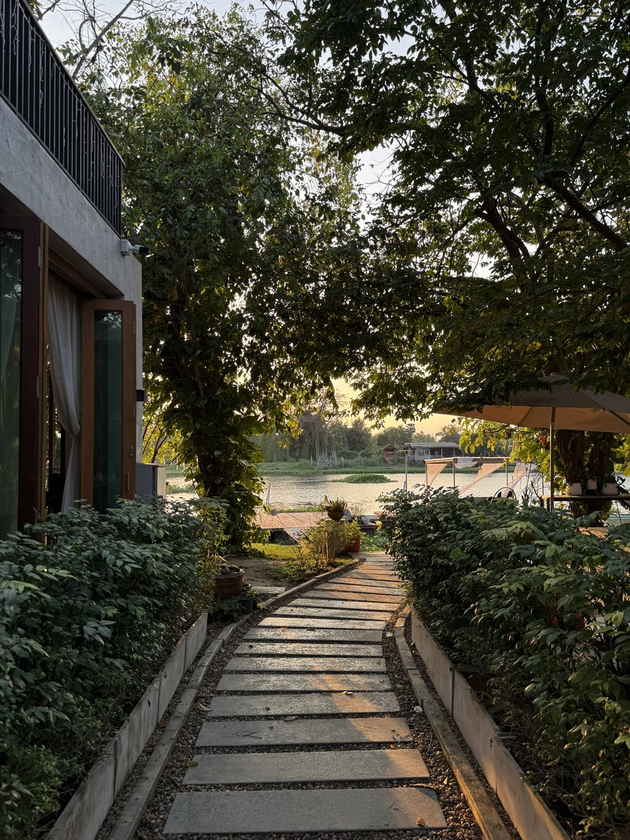 bijousugar's tweet photo. อีกที่ที่ประทับใจคือ บ้านสวน panavana homestay ค่ะ  อยู่นครปฐมนี่เอง ราคาเริ่มต้นประมาณ 1800 รวมอาหารเช้า ติดริมน้ำที่ sunset สวยแบบตะโกน มีเรือคายัคให้พายเล่นด้วย สัตว์เลี้ยงและเด็กอายุไม่ถึง 12 ขวบเข้าพักฟรี 💘 https://t.co/btQM0GvQl2