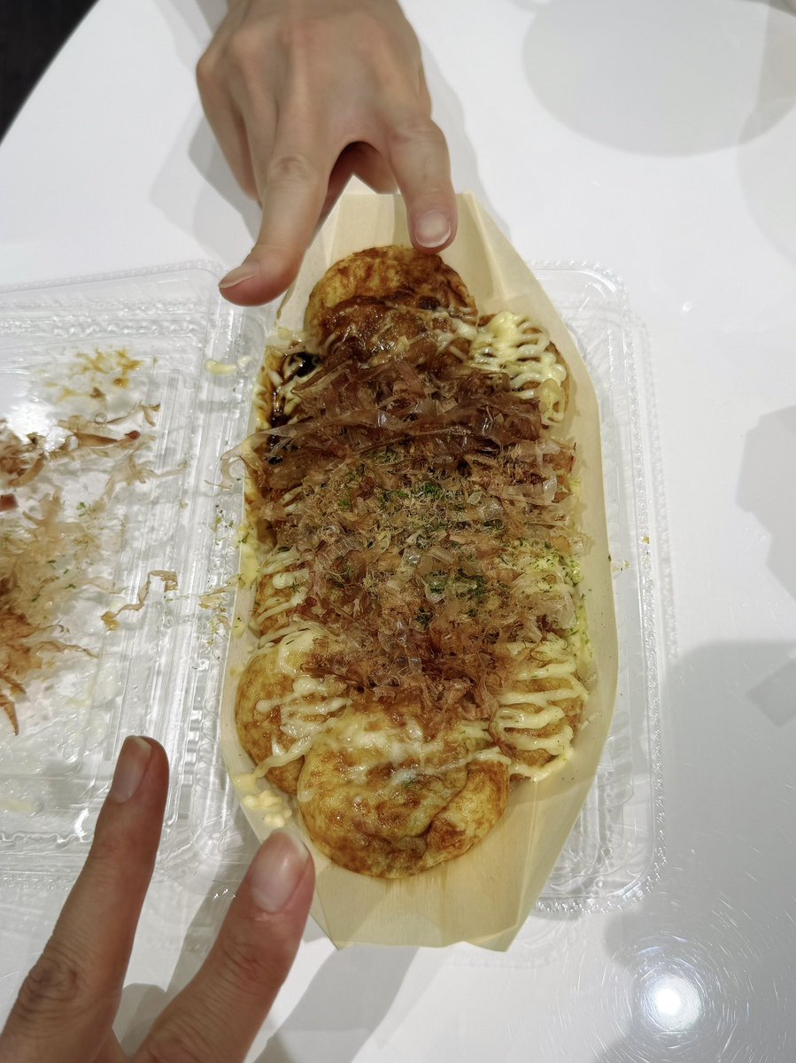 DaiKing_boy's tweet photo. たこ焼きにハマりすぎて東京でも探し求めてる！！
現場前にモグモグしようと思ったらまさかの梶さんが！！！！！！！
だいきとゆうきのたこ焼き記念日🐙🔥 https://t.co/gWVIKnHCQJ