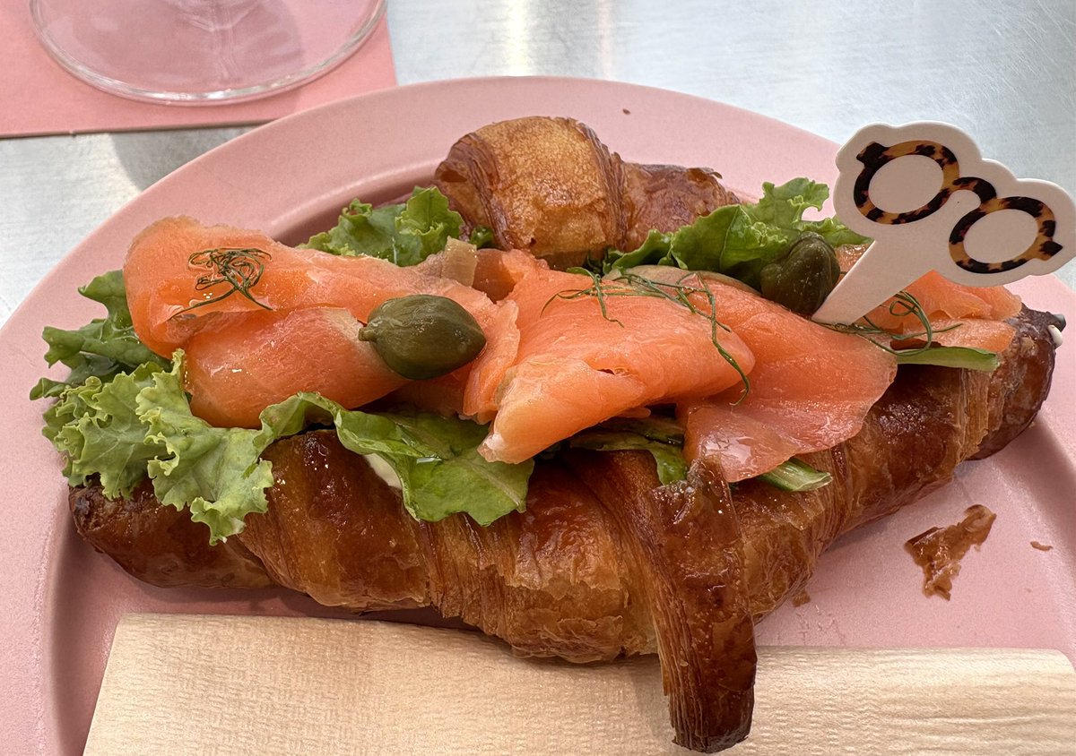 Chanchanchan851's tweet photo. 映画の後のランチ🍽️
坂本龍一セット
スモークサーモンとクレームエペス(生クリームを乳酸菌で発酵させたもの)のクロワッサン🥐サンド クロワッサンもサクサクで美味しかったです♪
#LOHE
#グラングリーン大阪うめきた公園ノースパーク https://t.co/IhnpnxkILo