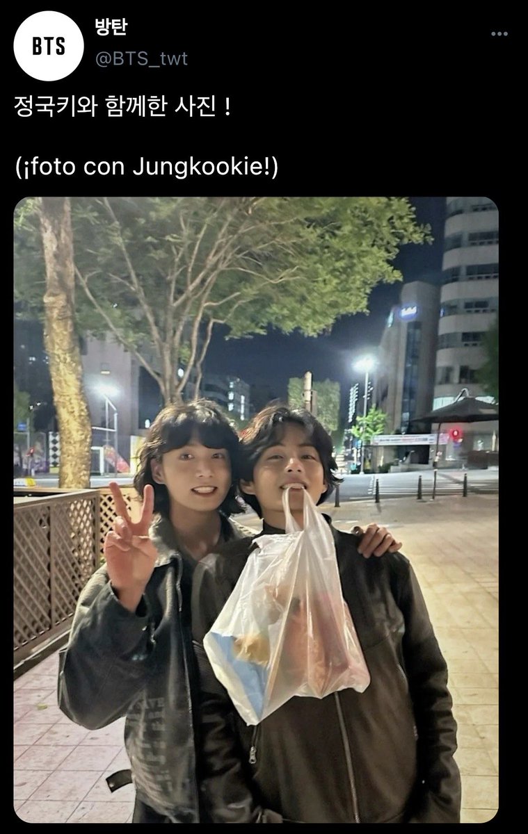 rielausm's tweet photo. #kooktaeau | Trend viral

Una página de fans dicen que el Taekook es real, así de esta manera crean un trend en donde cada fan se toma fotos con photocards de él shipp.

 esto se acabaría cuando ellos se toman una foto juntos en un post. ¿Casualidad? 

 - au kooktae https://t.co/kWRZTh67YI