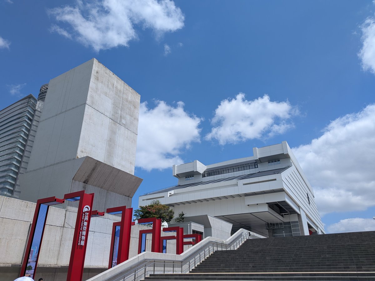 osusowake21's tweet photo. ちいさな旅。江戸東京博物館にいきました。博物館は両国駅を降りてすぐ。800円。平日なのにお客さんはとても多い。この様子じゃ土日はきっと鑑賞なんてできないレベルで混む。

私にはここの展示をみても江戸も東京もわからなかったし、どうして本施設がバブル時代の夢みたいな形状をしているのかもわかりませんでした。私的には「金がかかっている割には非常に残念な施設」だけど、行かなきゃ分からないことがたくさんわかって楽しかった。でもたぶん当分　来ることはないでしょう。

それから大江戸線に乗って清澄白河駅へ。都営地下鉄の独特の都営感、私は好きです。あと清澄白河駅のホームの金属アートもすてき。深川江戸資料館まで歩く途中の道は風情があってとてもいい気分。ここ、とてもすてきな街。

400円払って深川江戸資料館へ。ここは江戸時代の町民の生活の想像できるすばらしい施設。町並みが再現されているだけでなく、靴を脱いで上がれて、生活の道具にも触れるようになってる。四畳半で家族3-4人が暮らす生活を想像すると当時の人々が季節感や行事や祭りを大切にした理由もよくわかる気がします。

ここには若いフランス人の女性が一人で来ていて、彼女はリュックにちいかわのぬいぐるみを2つつけてて、なんだかすてきでした。
こじんまりとした施設ではありますが、私的には江戸東京博物館よりずっとすきです。

その後に150円払って清澄庭園へ。ここは江戸時代には大名屋敷で、明治には三菱社員の慰安や接待に使用された施設。とても心が落ち着く。池の上の飛び石では外国人も譲り合って通っていて、なんだかよき。日本庭園ってすてきですね。ちなみに無料で行ける清澄公園も大人にとってはよさそうな公園でした。

門前仲町駅へ向かう途中、らーめん弁慶で1000円のラーメンを食す。長年地域の人たちに愛されてそうなお店。脂多めなのに優しいお味で、おいしい。
今日もじんわり汗かく、楽しいちいさな旅でした☺️