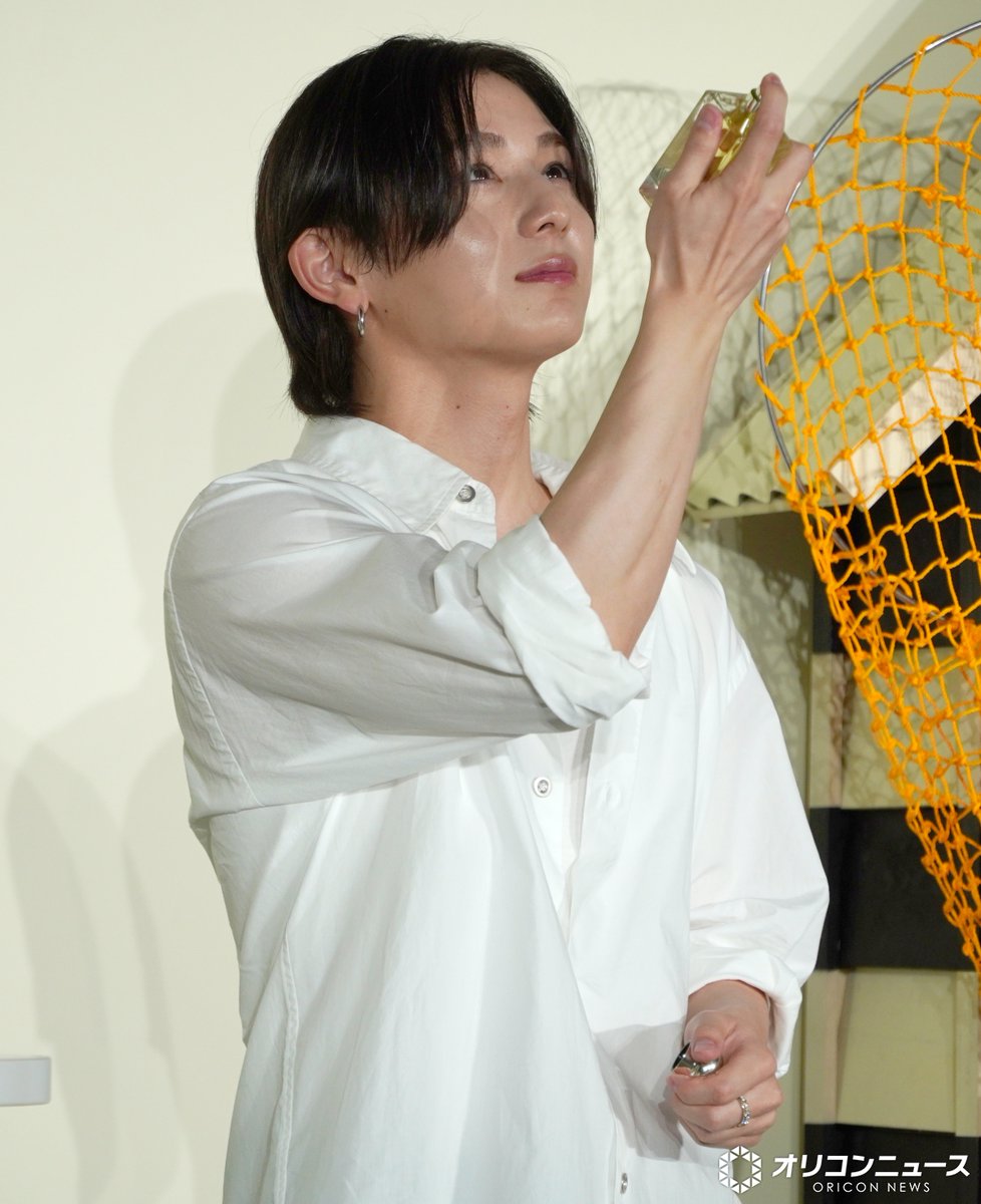 oricon's tweet photo. 山田涼介、サプライズに思わず笑顔
「アジアツアーに連れていきます」
https://t.co/KTCETpNKJt
⠀
購入者特典としてゲットできる限定アイテム・かわいいミニサイズのコロンが現れ思わず笑み。プレゼントされた相棒に話しかける場面も https://t.co/YBcssxptLC