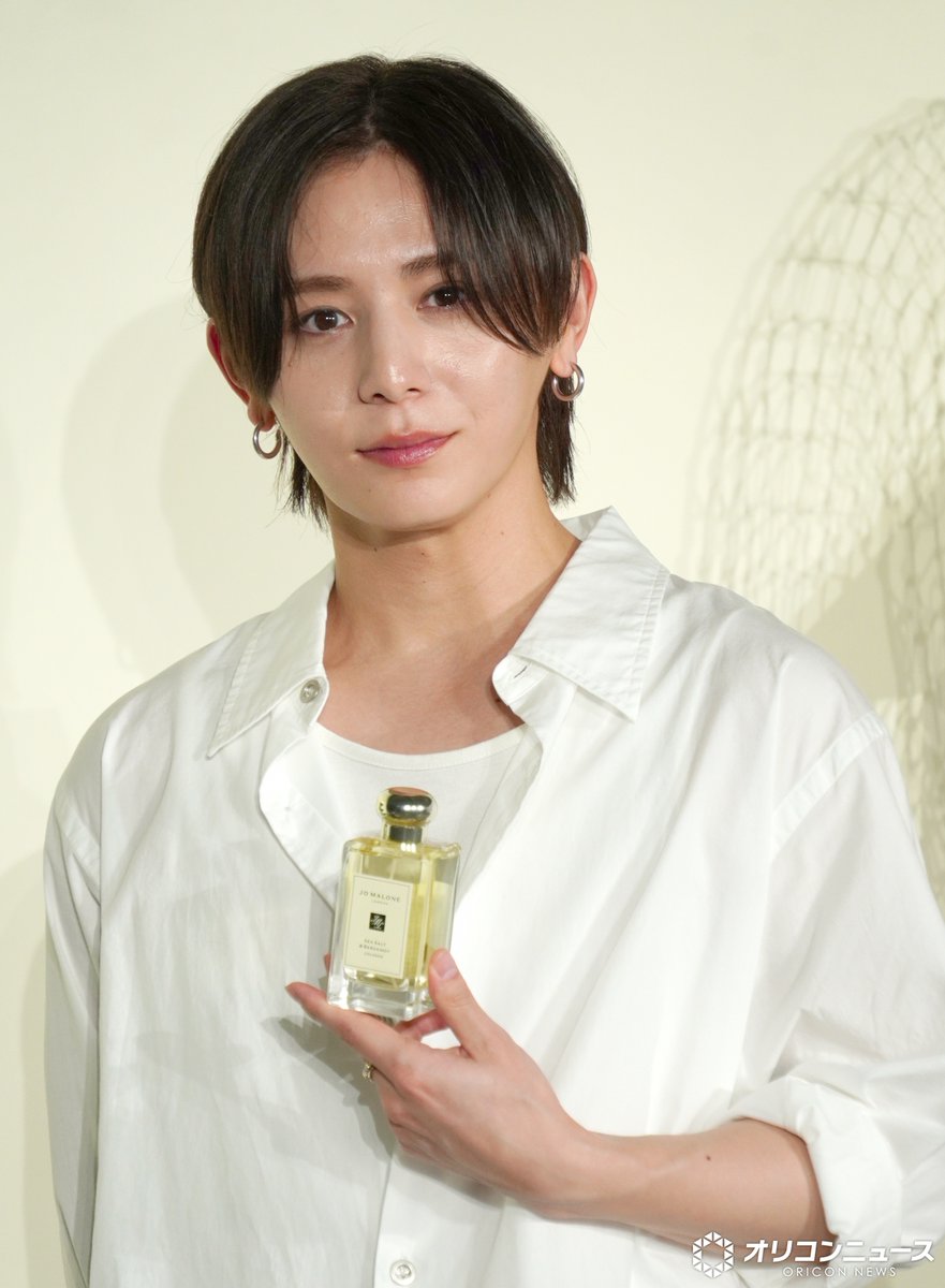 oricon's tweet photo. 山田涼介、サプライズに思わず笑顔
「アジアツアーに連れていきます」
https://t.co/KTCETpNKJt
⠀
購入者特典としてゲットできる限定アイテム・かわいいミニサイズのコロンが現れ思わず笑み。プレゼントされた相棒に話しかける場面も https://t.co/YBcssxptLC