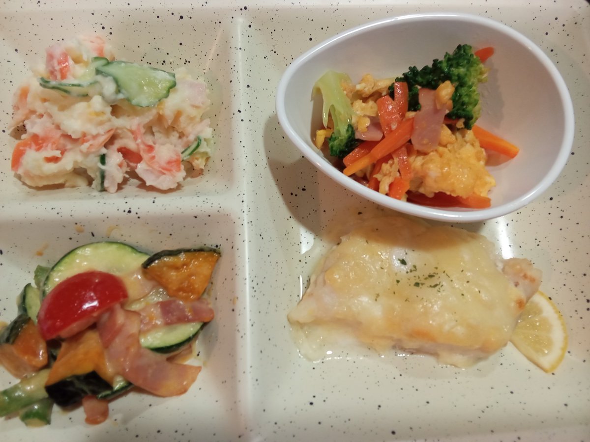 tukiko_18's tweet photo. 本日（8月4日）のランチプレート。メインはポークケチャップ、白身魚のマヨチーズ焼き、おすすめは旬の温野菜サラダです！菜呑タイム（夜）でも単品で召し上がれます🍺
＃西大井ランチ　＃定食　#惣菜　#弁当　#和食　#1人呑み #西大井居酒屋 https://t.co/4EgRLY1V9m