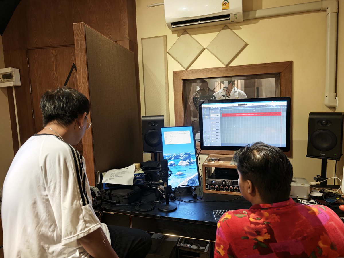 ZeLyNn's tweet photo. เป็นอีกวันทำงานที่น่าจดจำ  ให้การบ้านไปโบ๊ทพยายามฟอลโล่ว์ตามได้ทั้งหมด  และเข้าใจว่าทำการบ้านหนักงานเพราะเป็นช่องเสียงที่โบ๊ทไม่เคยใช้  แต่บอกแล้วว่าทำได้  เจ้าเด็ก! เก่งมากๆ คับ

ขอบคุณพี่คิงด้วย  ทำดนตรีมาเจ๋งมาก  เลิฟๆ ✨

#BondingByBoatyongyut https://t.co/zAcv6GZid2