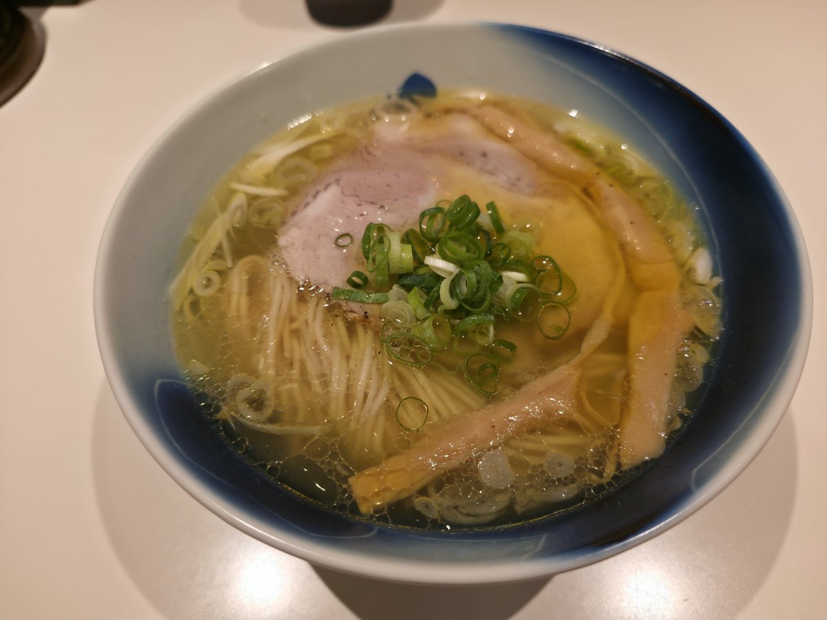 urotanshidsa's tweet photo. ロックンスリー　ラーメン博物館
地鶏塩
7/19②
ライブが終わりまき友の皆様は
そのまま帰宅するようだったので
再びラーメン博物館へ
醤油食べたら塩もいくよね〜
ってことでこちら
美しい…😍
そしてやっぱり美味すぎるんだよなぁ
毎日これ食べてたら寿命伸びそう🤣
余韻を残し食べ終わるのが名残惜しい一杯
水筒に入れて持ち歩きたいわぁ
大満足過ぎでごちそうさまでした🙏
今回のライブハウスの看板
センスあり過ぎ〜！
かっちょええなぁ
そんなわけでラーメンもライブも最高やった🤘