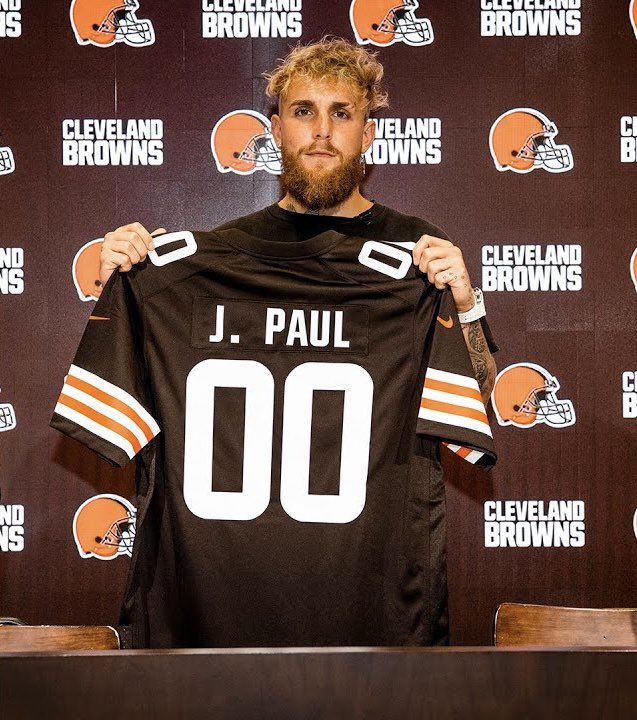 oregonoffender's tweet photo. A real fighter and iconic franchise 

vs 

A fake fighter and shit franchise 

@TheNotoriousMMA @jakepaul 
@Raiders @Browns https://t.co/TIdCl8PMmV