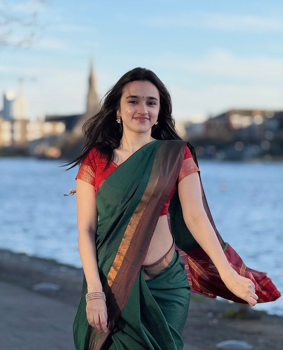 Nuveksha's tweet photo. Breeze &amp; sarees 🦚🌿 https://t.co/eeSajLt9rE
