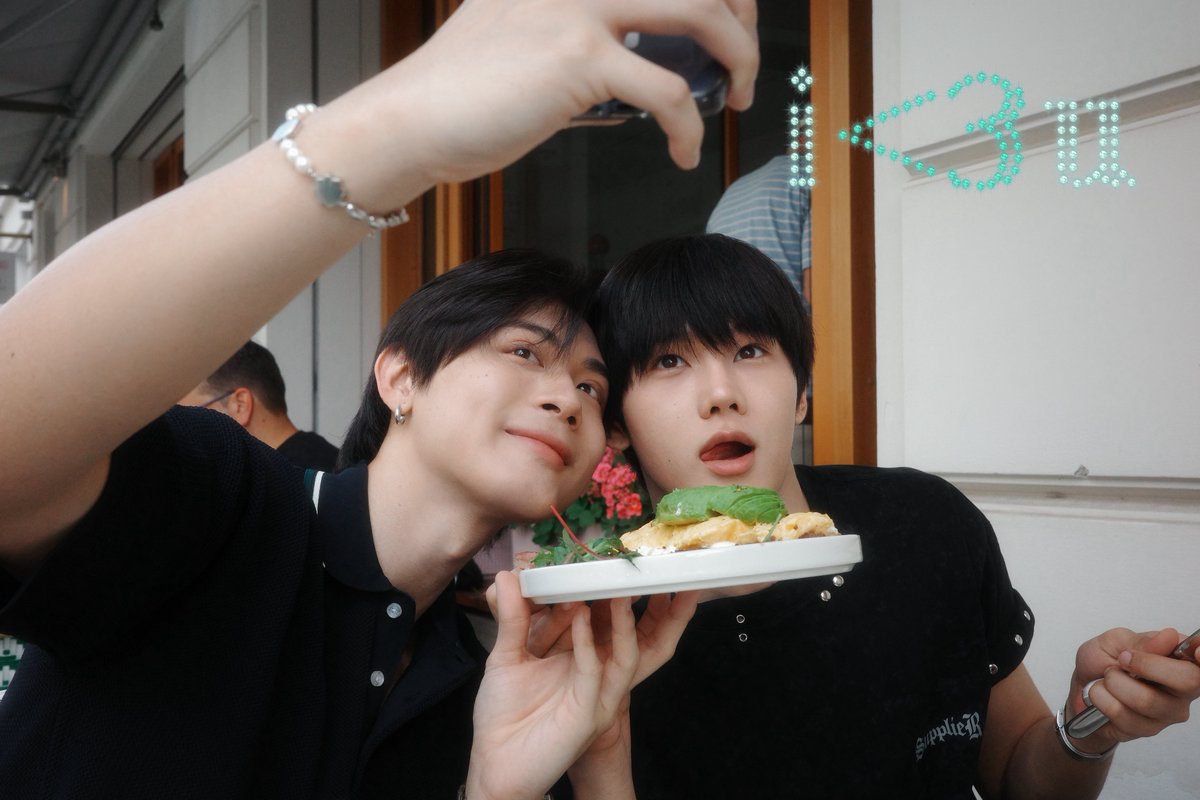 ArtistAplan's tweet photo. Toptap &amp; Minlee in Berlin
👥🥗🥨✨🏰

#ToptapMinlee 
#TOPTAPJarukit #MINLEEthanakorn  
#Aplanartist https://t.co/ych4NE00Al