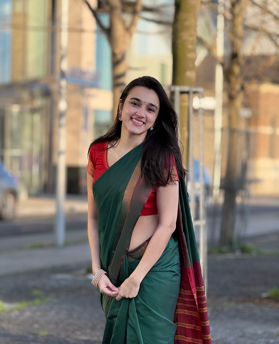 Nuveksha's tweet photo. Breeze &amp; sarees 🦚🌿 https://t.co/eeSajLt9rE
