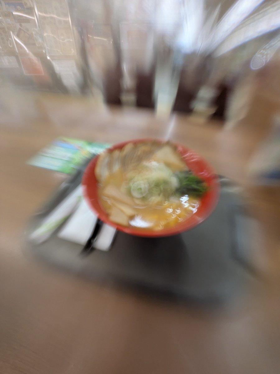 trickmagic9999's tweet photo. そういえば前にスマホカメラ結露して内部に水滴付いた状態で撮ったラーメン🍜
なんかめちゃ集中線ついてる感じになった🦜 https://t.co/KGxa9H7ziD