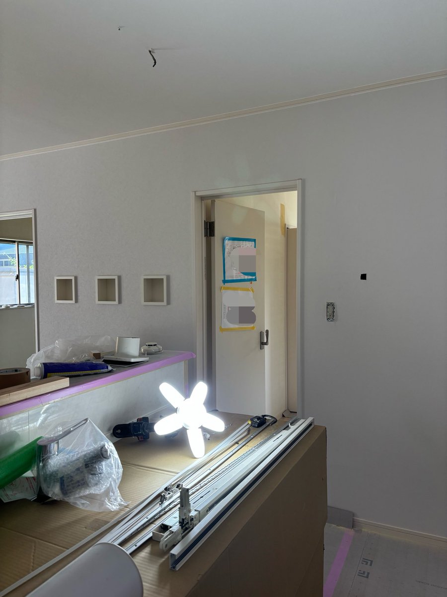 contos_re's tweet photo. 🏡屋山戸建リフォーム進行中！

クロスの張り替え作業も着々と進んでいます✨
少しずつお部屋の雰囲気が変わってきました！

暑い中、丁寧に作業してくださっている業者の皆さま、本当にありがとうございます😊
完成が楽しみです！

#リフォーム #戸建て #大分 #不動産 https://t.co/ybWsHjTfWN