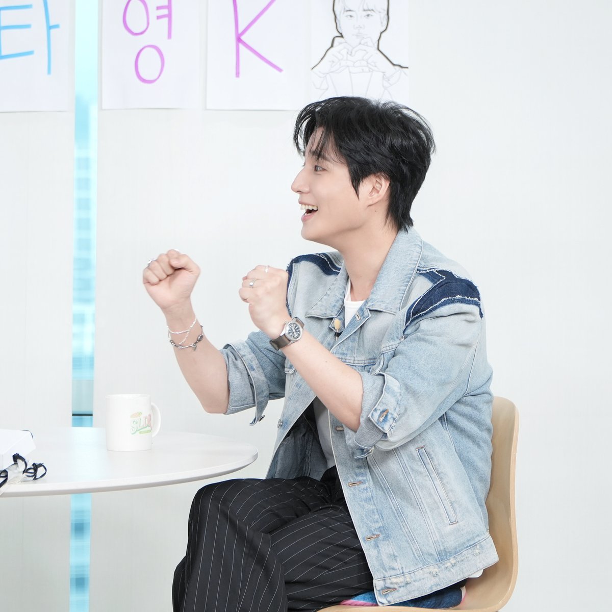 TEO_universe_'s tweet photo. 폭염에 살롱드립을 보면 체감 온도가 낮아진다는 소문이 있다
오늘은 특별히 영케이가 나와서 더 시원할 거라고…😌

☕살롱드립 영케이 편은 TEO 유튜브에서 확인하세요!

#영케이 #DAY6 #장도연 #살롱드립 #SalonDrip #TEO #테오 https://t.co/3YNy2n7UZ8