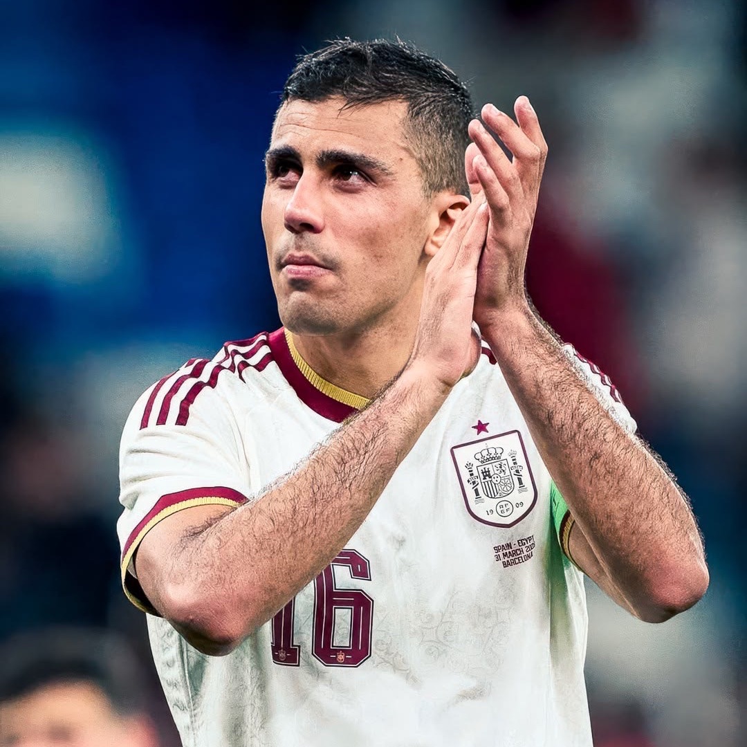 MadridXtra's tweet photo. 🚨💣 BREAKING: PSG, Bayern and Barcelona have ALL shown interest in signing Rodri.

The player has INFORMED all of the clubs: “I ONLY WANT REAL MADRID.”

@diarioas 🇪🇸⭐️ https://t.co/jRJfl2rnmZ